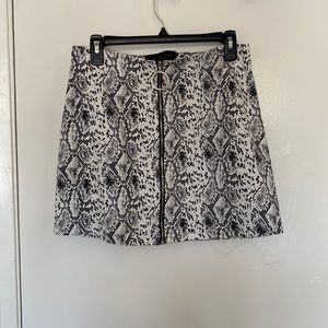 Super stretchy and comfy snakeskin skirt with front zipper